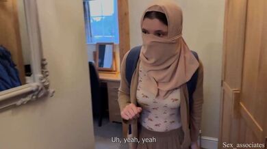 害羞的继母和儿子在酒店共用一张床